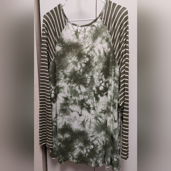 Absolutely Famous Green Tie Dye and Striped Top Size 3X Boho Casual Fall Keyhole - Picture 10 of 10